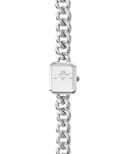 Jolie Chain Silverのスクエアケースとチェーンリンクを正面からクローズアップした写真です。ホワイトのエンボス加工ダイヤルには最小限のインデックスが配され、ポリッシュ仕上げのシルバーチェーンが光を反射して輝いています。