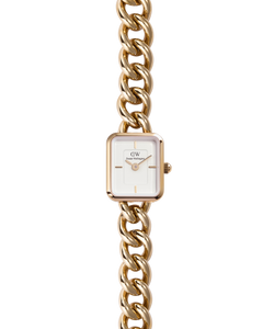 Jolie Chain Rose Goldの正面アップ画像。ホワイトのスクエアダイヤルとローズゴールドのインデックス、そしてしなやかに連なるカーブチェーンのディテールが確認できます。