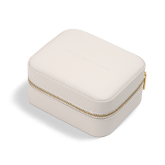 Daniel Wellington Travel Jewellery Box Whiteの外観。ホワイトのPUレザーにゴールドのジッパーが映えるコンパクトなジュエリーケースです。蓋部分にはブランドロゴがさりげなく刻印されています。