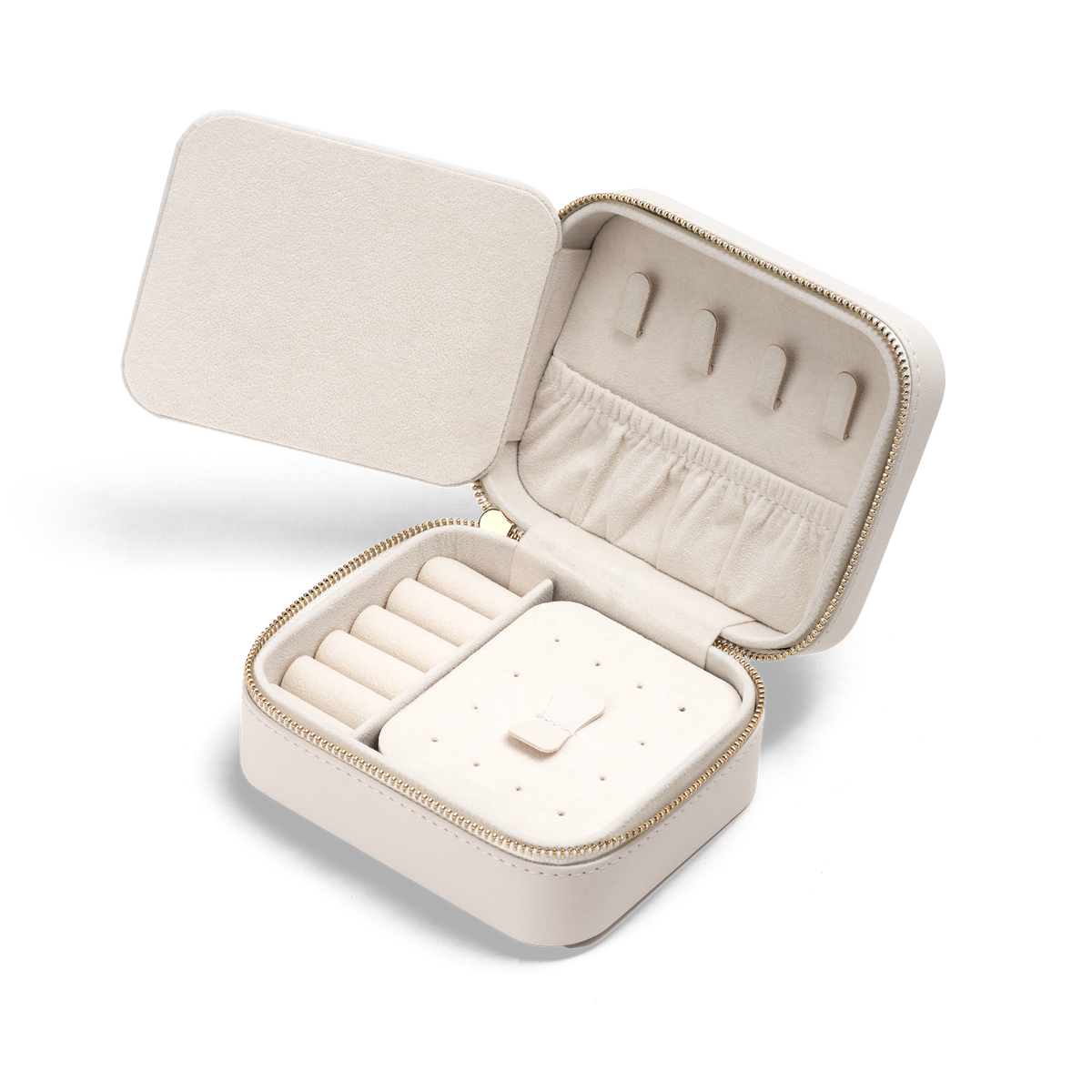 ホワイトのTravel Jewellery Boxを斜め上から撮影した内部構造の全体像です。取り外し可能なトレイには、ピアス用の穴付きパネルとリング収納用のロール仕切りを備えており、蓋の裏側にはネックレスやブレスレットを収納できるポーチポケットが付いています。やわらかな起毛素材の内装が、ジュエリーを優しく保護します。