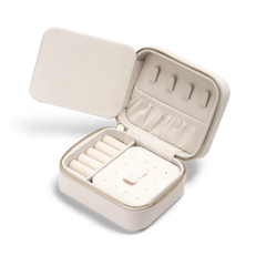 ホワイトのTravel Jewellery Boxを斜め上から撮影した内部構造の全体像です。取り外し可能なトレイには、ピアス用の穴付きパネルとリング収納用のロール仕切りを備えており、蓋の裏側にはネックレスやブレスレットを収納できるポーチポケットが付いています。やわらかな起毛素材の内装が、ジュエリーを優しく保護します。