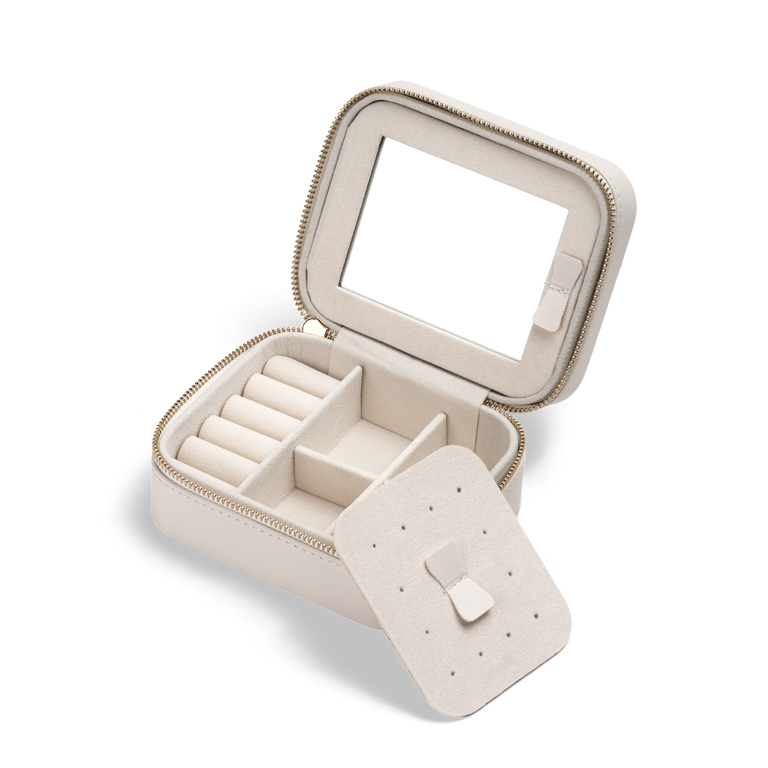 ホワイトのTravel Jewellery Boxの蓋を開け、ピアス用トレイを取り外した状態です。トレイ表面にはピアスを収納できる複数の穴が設けられており、下段にはリング用のロール仕切りや区切り付きスペースが配置されています。蓋の裏側にはミラーが取り付けられ、ゴールドのジッパーがアクセントになっています。