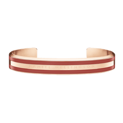 Daniel WellingtonのEmalie Bracelet Cherry Blush Rose Goldの正面画像です。ポリッシュ仕上げのローズゴールドカフに、チェリーブラッシュカラーのエナメルが2本のラインであしらわれ、中央にはブランドロゴが刻印されたオープンカフデザインとなっています。
