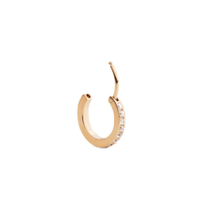 Daniel Wellington Crystal Hoop Earring Goldを斜めから撮影した商品画像です。ヒンジ部分を開いた状態で、フープの外側に並ぶクリスタルの輝きとゴールドの上品な艶が際立ちます。