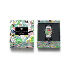 Steven Harrington x Daniel WellingtonのIconic Link Multicolor専用アートボックス付き腕時計セットです。箱の表面と蓋には、スティーブン・ハリントンによるカラフルなキャラクターイラストが全面に描かれています。開封すると、シルバーブラケットの本体がブラックのクッションケースに収められています。