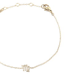 乙女座モデル「Crystal Zodiac Chain Bracelet Gold」のクローズアップ画像です。ゴールドチェーンの中央にあしらわれたクリスタル製の乙女座モチーフが繊細な輝きを放ち、右上にはロブスタークラスプとアジャスターリングが確認できます。