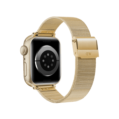 Apple WatchにDaniel Wellington Smartwatch Strap Mesh Goldを装着した際の背面画像です。センサー部分が見える裏蓋と、しなやかな曲線を描くゴールドカラーのメッシュストラップ、ブランドロゴが刻印されたクラスプが確認できます。