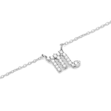 さそり座をモチーフにしたCrystal Zodiac Chain Necklace Silverのペンダント部分を斜めから撮影したクローズアップ画像です。3本の縦ラインと先端のカーブで表現されたさそり座のシンボルに沿って、クリスタルが爪留めされています。シルバーチェーンとともに白い背景に映えるデザインです。