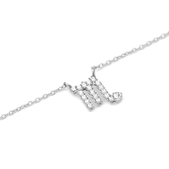 さそり座をモチーフにしたCrystal Zodiac Chain Necklace Silverのペンダント部分を斜めから撮影したクローズアップ画像です。3本の縦ラインと先端のカーブで表現されたさそり座のシンボルに沿って、クリスタルが爪留めされています。シルバーチェーンとともに白い背景に映えるデザインです。