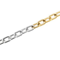 Contrast Link Necklace Two Tone Goldのチェーン部分を斜めから捉えたディテール写真です。シルバーとイエローゴールドの切り替わる部分がはっきりとわかり、ひとつひとつのリンクのなめらかなポリッシュ加工と立体的なフォルムが白い背景に映えています。