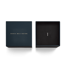 Daniel WellingtonのネイビーのギフトボックスにセットされたCrystal Bar Stud Silver。蓋にはゴールドのブランドロゴがあしらわれ、黒いクッショントレーの中央にクリスタルバースタッドが収められた、贈り物にぴったりのパッケージです。