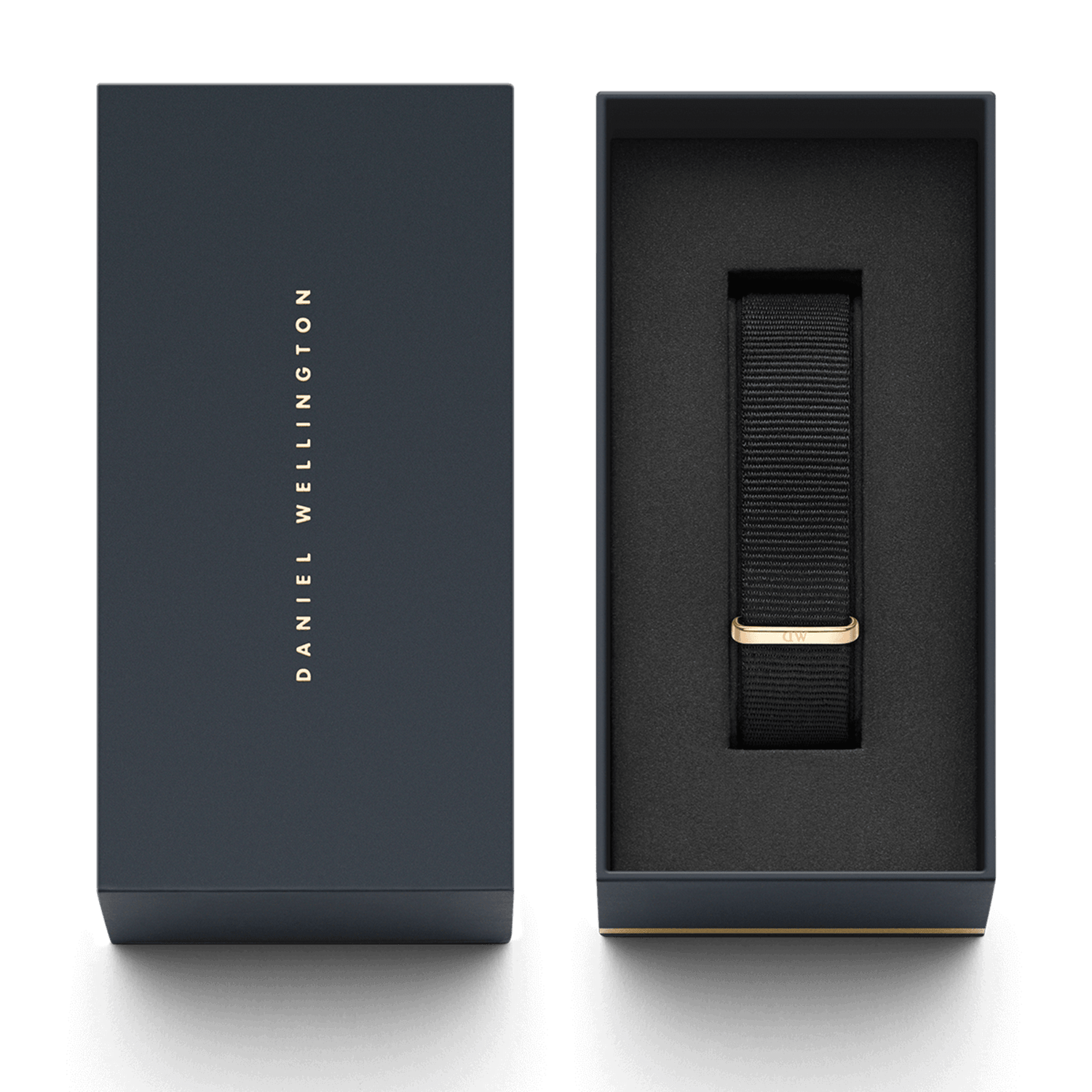 Daniel Wellington Cornwall Strap ローズゴールドのパッケージ画像です。ネイビーのブランドロゴ入りボックスの蓋と、ブラックのNATOストラップが収められた内箱が並んでいます。ギフトにもぴったりな上品な梱包です。