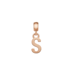 ダニエルウェリントンのレターチャーム「S」ローズゴールド。優美な曲線が描くシルエットと、上品なローズゴールドのポリッシュ仕上げが魅力のコンパクトなイニシャルチャームです。