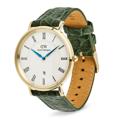 ダニエルウェリントン Classic Roman Numerals Date Dark Green Croc Belly Goldの斜めアングル商品写真。ゴールドのポリッシュケースとホワイト文字盤にブルーの針が映え、ダークグリーンのクロコベリーレザーストラップは裏面のキャメルカラーやステッチの細部まで確認できます。