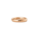Daniel Wellington Arch Ring Rose Goldの単体プロダクトショットです。なめらかなアーチ状の断面と、温かみのあるローズゴールドの輝きが際立ち、内側にはDaniel Wellingtonのロゴが刻印されています。