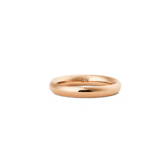 Daniel Wellington Arch Ring Rose Goldの単体プロダクトショットです。なめらかなアーチ状の断面と、温かみのあるローズゴールドの輝きが際立ち、内側にはDaniel Wellingtonのロゴが刻印されています。