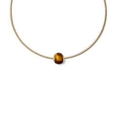ダニエルウェリントンのTiger Eye Orbチャームは、ゴールドのスネークチェーンに通したデザインです。琥珀色とダークブラウンの天然タイガーアイが、チェーンの中央で温かみのある輝きを放ちます。