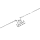 てんびん座のモチーフをクリスタルで表現したシルバーペンダントのクローズアップ画像です。一粒ずつ爪留めされたクリスタルの輝きと、細身のチェーンのディテールがご覧いただけます。