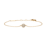 ダニエルウェリントンのPavé Crystal Pendant Bracelet Goldです。細身のゴールドチェーンの中央に、CZクリスタルをあしらった球体のペンダントが配置されています。ロブスタークラスプとサイズ調整リング、ブランドロゴ入りプレートも確認できます。