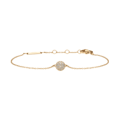 ダニエルウェリントンのPavé Crystal Pendant Bracelet Goldです。細身のゴールドチェーンの中央に、CZクリスタルをあしらった球体のペンダントが配置されています。ロブスタークラスプとサイズ調整リング、ブランドロゴ入りプレートも確認できます。