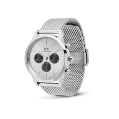 シルバーのメッシュベルトを斜め横から捉えた「Iconic Chronograph Mesh Silver」の商品画像です。細やかな編み込みやクラスプのディテール、ケースサイドに配されたクロノグラフプッシャーやリューズの立体感が際立つ構図となっています。