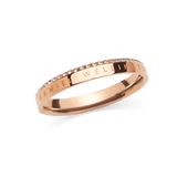 Daniel WellingtonのClassic Aura Ring ローズゴールドモデル。リングの上縁に沿ってホワイトキュービックジルコニアが一列にあしらわれ、正面にはブランドロゴが刻印された細身のデザインです。