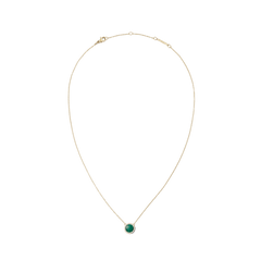 Daniel Wellington Audrey Necklace Malachite Goldの全体像。細身のゴールドチェーンの中央に、美しい縞模様のグリーンマラカイトチャームと、キュービックジルコニアのハローがあしらわれたペンダントネックレスです。