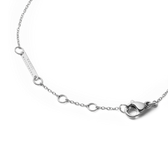 Audrey Bracelet Mother of Pearl Silverのクラスプ部分を拡大した画像です。ロブスタークラスプとサイズ調整リング、Daniel Wellingtonのブランド刻印が施されたシルバープレートが確認でき、細身のチェーンの丁寧な仕上がりが伝わります。