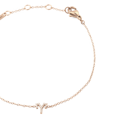 おひつじ座をモチーフにしたクリスタルチャームとローズゴールドチェーンのディテールを捉えた「Crystal Zodiac Chain Bracelet Rose Gold」の接写画像です。ロブスタークラスプやアジャスターリングの丁寧な仕上げとともに、爪留めされたクリスタルが描く牡羊座のラインが美しく映えています。