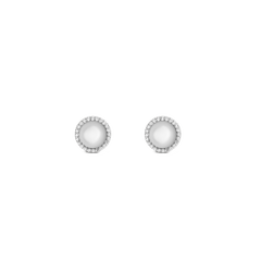 ダニエルウェリントン Audrey Earrings Mother of Pearl Silverの正面画像。ドーム型のマザーオブパールを中央に配し、ホワイトキュービックジルコニアのヘイローで縁取ったシルバーカラーのスタッドピアスです。