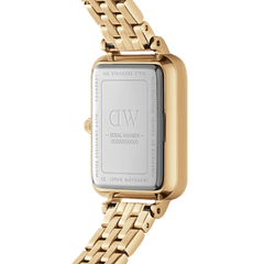 Quadro Roman Numerals 5-Link Goldのケースバックを撮影した画像です。ステンレススチール製の裏蓋にはDaniel Wellingtonのロゴやシリアルナンバー、3ATM防水表記が刻印されており、ゴールドのレクタンギュラーケースと5リンクブレスレットの仕上がりをご確認いただけます。