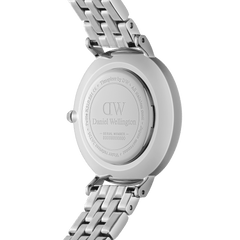 Petite Roman Numerals 5-Link Silverの裏蓋を写した画像です。ステンレススチール製のケースバックにはDaniel Wellingtonのロゴとシリアルナンバーが刻印されており、5リンクブレスレットのサテンとポリッシュの二重仕上げもご覧いただけます。