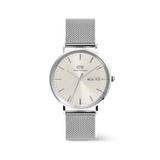 白い背景に置かれたClassic Day Display Sterling Champagneの全体を捉えた画像です。シャンパンカラーの文字盤から放射状に広がる光のグラデーションと、シルバーのバーインデックス、3時位置に配された曜日・日付表示の小窓が調和した、端正なデザインが際立ちます。