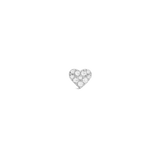 Daniel WellingtonのCrystal Heart Studシルバースタッドピアスを正面からアップで捉えた画像です。ハート型のシルバーベースに9粒のクリスタルがあしらわれ、控えめなサイズながら繊細な輝きを放つ片耳用ピアスです。