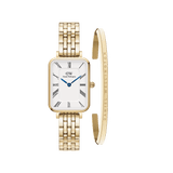 Daniel WellingtonのQuadro Roman Numeralsゴールドスクエア腕時計とClassic Braceletのギフトセットです。ホワイトダイヤルにローマ数字とブルーの針が映える5連ブレスレットモデルと、ブランドロゴが刻印されたゴールドカフブレスレットのセットで、特別なギフトに最適です。