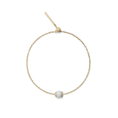 ゴールドチェーンブレスレットにAmazonite Crystal Orbのゴールドチャームを装着した全体の様子です。繊細なチェーンの中央に、ブルーグリーンの天然石チャームが配置されており、トグルクラスプ式の留め具が確認できます。