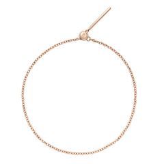 チャームなしで円形に広げたCharms Chain Braceletです。ローズゴールドの細やかなオーバルチェーンと、ロゴ刻印入りのスライド式留め具がシンプルながら印象的なデザインを引き立てます。