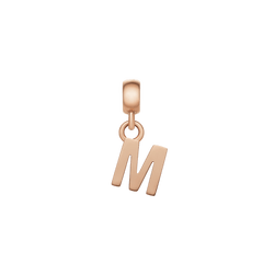 ローズゴールドの美しいポリッシュ加工が輝くDaniel Wellingtonのイニシャルチャーム「M」。存在感のあるデザインながらコンパクトなサイズで、ブレスレットやネックレスに合わせやすくなっています。