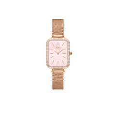 Daniel Wellington Quadro Lumine Bezel Melrose Pink MOPの正面画像。ピンクのマザーオブパール文字盤を囲むクリスタルベゼルと、ローズゴールドのメッシュストラップが特徴のスクエア型レディース腕時計です。