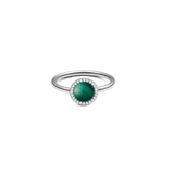 ダニエルウェリントン Audrey Ring Malachite Silverの正面画像。深いグリーンの縞模様が美しいドーム型のマラカイトを、ホワイトキュービックジルコニアのヘイローが囲み、細身のシルバーカラーリングにセットしたデザインです。