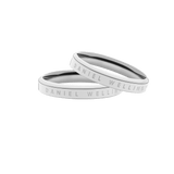 Daniel Wellington Classic Ring シルバー2本セットは、ポリッシュ仕上げのステンレススチール製細身バンドにブランドロゴが刻印されたミニマルなデザインのペアリングです。