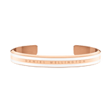 Emalie Slim Bracelet ローズゴールドを正面から捉えた全体像。オープンカフ型のシルエットに、サテンホワイトのエナメルラインとDaniel Wellingtonのロゴ刻印が調和し、ミニマルで洗練された印象のブレスレットです。