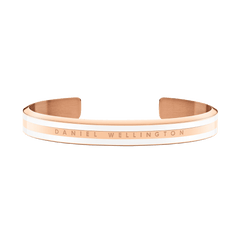 Emalie Slim Bracelet ローズゴールドを正面から捉えた全体像。オープンカフ型のシルエットに、サテンホワイトのエナメルラインとDaniel Wellingtonのロゴ刻印が調和し、ミニマルで洗練された印象のブレスレットです。