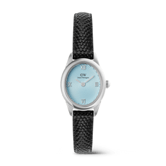 Daniel Wellington Ophelia Miniです。アイスブルーのスパイラルギョーシェ文字盤にローマ数字インデックスをあしらったシルバーケースと、ブラックのリザード型押しレザーストラップを組み合わせた、女性向けのコンパクトな腕時計です。