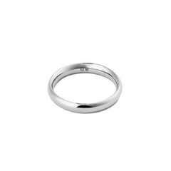 Arch Ring Silver 3.5mmをやや上から見た商品写真です。丸みを帯びたアーチ型のシルエットと、内側に刻印されたDaniel Wellingtonのロゴが確認できます。
