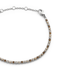 Classic Tennis Bracelet Honey Combo Silverのクリスタル部分をクローズアップした画像です。爪留めされたハニーカラーとクリアのプレシオサ・クリスタルが交互に連なり、シルバーチェーンの延長部分やロブスタークラスプの細部まで確認できます。