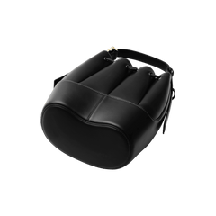 Lewis Bag Blackを背面上部から撮影した画像です。楕円形の底面と、ドローストリングで絞られた開口部のふっくらとしたプリーツが特徴で、なめらかなブラックレザーの質感とゴールドの金具が映えています。