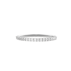 Mirelle Eternity Ring Silver 1.4 mmを正面から撮影した画像です。1.4mmの細身のシルバーバンドに沿って、ホワイトキュービックジルコニアが一列に爪留めされ、繊細な輝きを放っています。