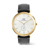 Daniel Wellington Classic Multi-Eye Sheffieldの正面からのプロダクト写真です。ゴールドケースにオフホワイトのサンレイダイヤル、6時位置にブルーの針が配されたスモールセコンド、ブラックレザーストラップを組み合わせた40mmのメンズ腕時計です。
