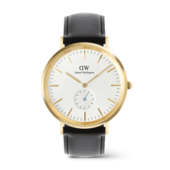 Daniel Wellington Classic Multi-Eye Sheffieldの正面からのプロダクト写真です。ゴールドケースにオフホワイトのサンレイダイヤル、6時位置にブルーの針が配されたスモールセコンド、ブラックレザーストラップを組み合わせた40mmのメンズ腕時計です。